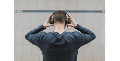 listening-to-music_4460x4460